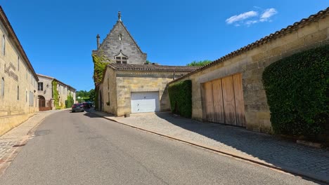 un día soleado en una histórica calle francesa