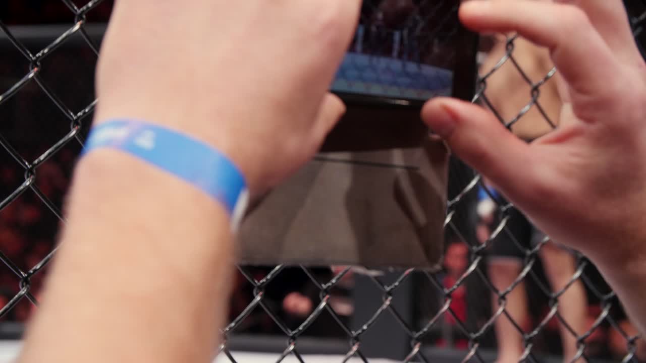 mma 싸움이 스마트폰에 녹음되고 있습니다.