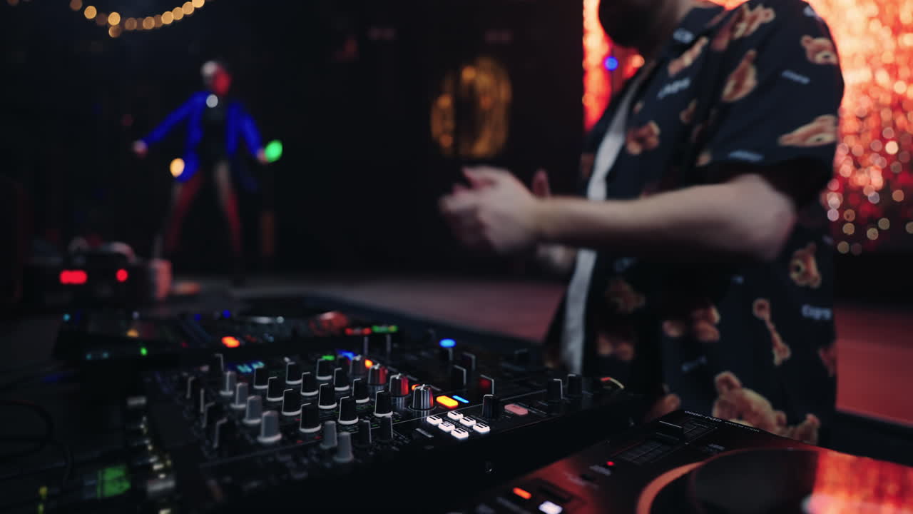 DJ mezclando música en una fiesta