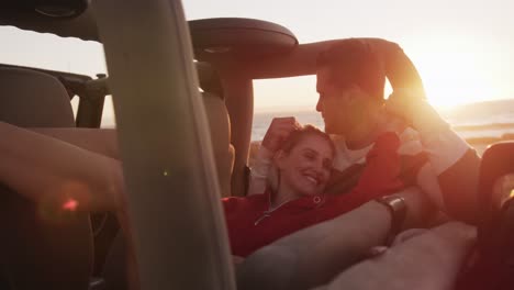 pareja enamorada disfrutando del tiempo libre en un viaje por carretera juntos