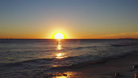 Golden-Sunset-Gliding-Pass-Surfers-Ocean-En-Malibu-Justo-Al-Lado-De-Pch