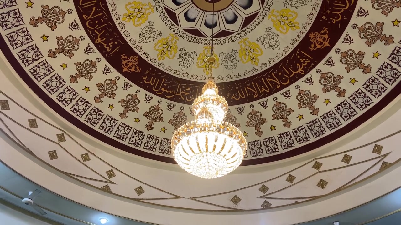 Grande lampadario e soffitto a cupola islamica ornata