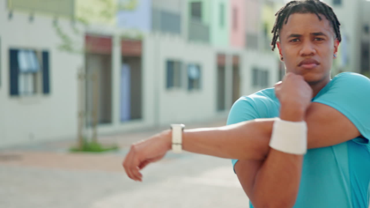 hombre negro corredor, ciudad y estiramiento para la aptitud