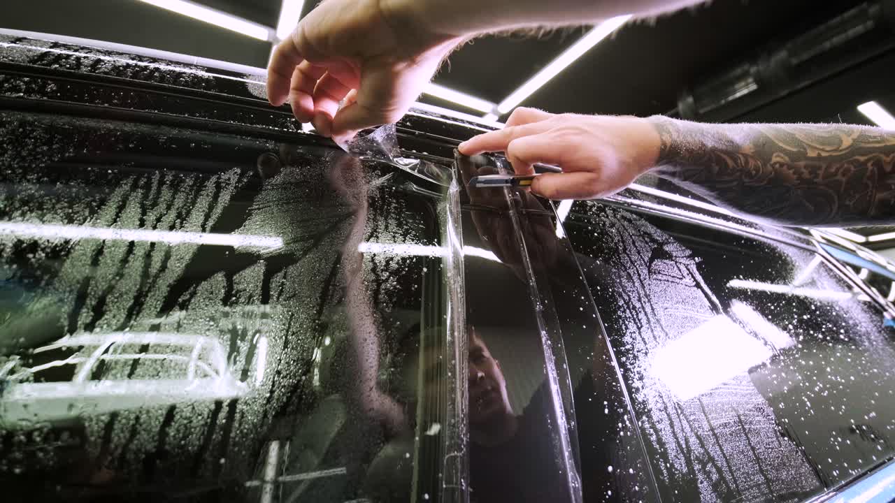 비닐 폴리우레탄 테이프로 자동차를 는 사람. 자동차를위한 필름. 자동차에 스티커 보호 필름