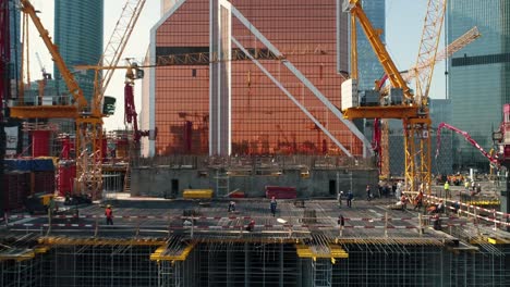andamios altos en el sitio de construcción de edificios de oficinas de gran altura