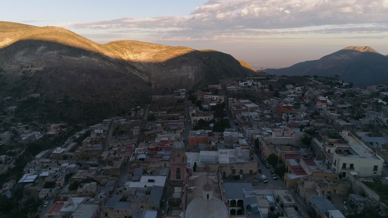 toma panorámica aérea de real de catorce en la mañana, san luis potosi, méxico