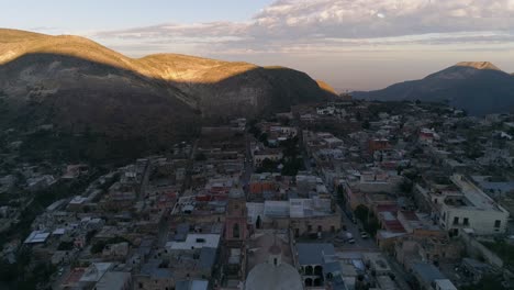 Luftschwenk-Nach-Unten-Schuss-Von-Real-De-Catorce-Am-Morgen,-San-Luis-Potosi-Mexiko