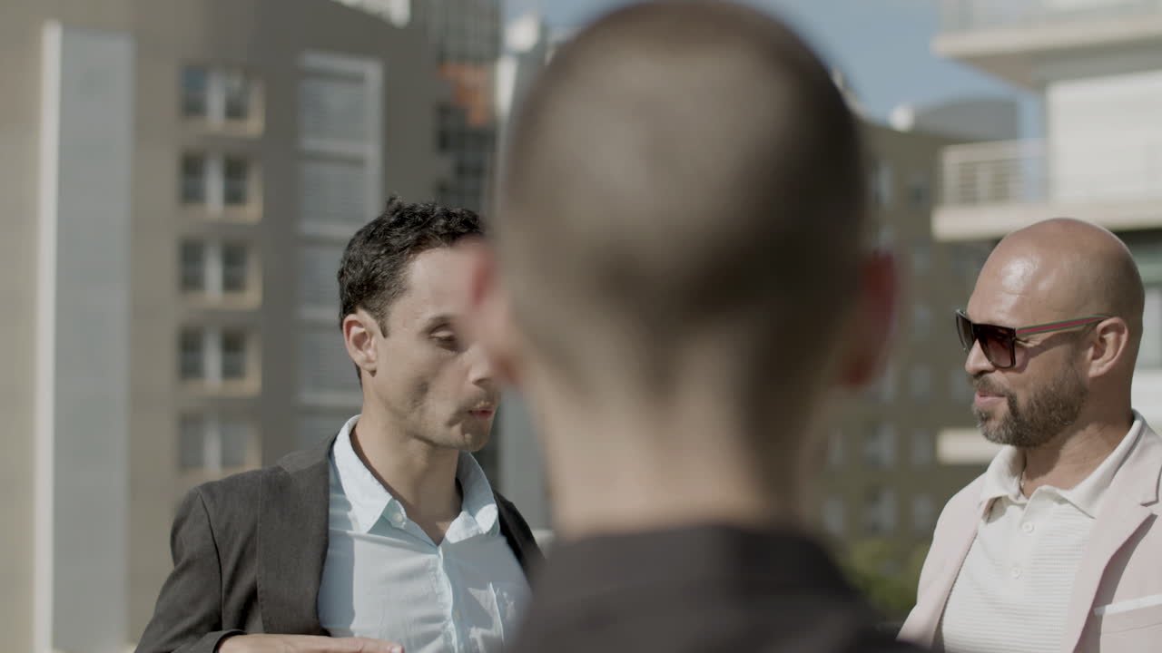 비즈니스 파티 중에 말하는 남성 동료의 핸드헬드 샷