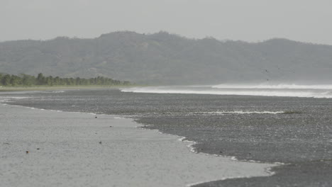 Low-Angle-Aufnahme-Der-Wellen-Am-Ufer-Am-Strand-Auf-Der-Insel-Canas