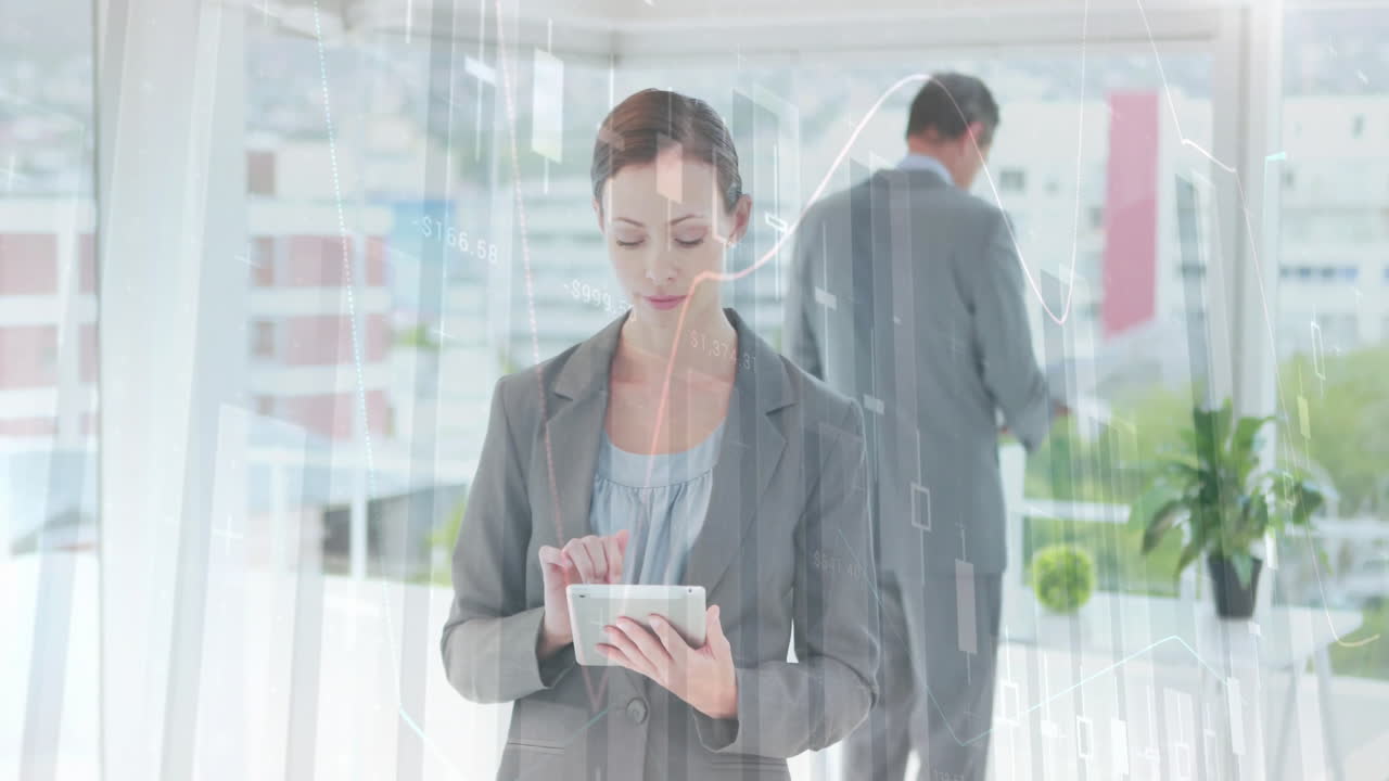 사무실에서 태블릿을 사용하는 백인 사업가 여성에 대한 금융 데이터 처리 애니메이션