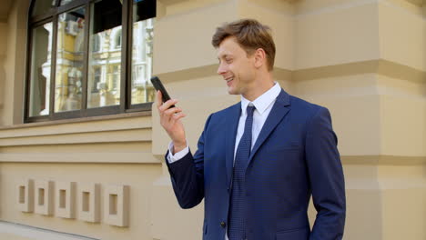 Hombre-De-Negocios-Exitoso-Hablando-Por-Teléfono-Móvil.-Retrato-De-Hombre-De-Negocios-Feliz