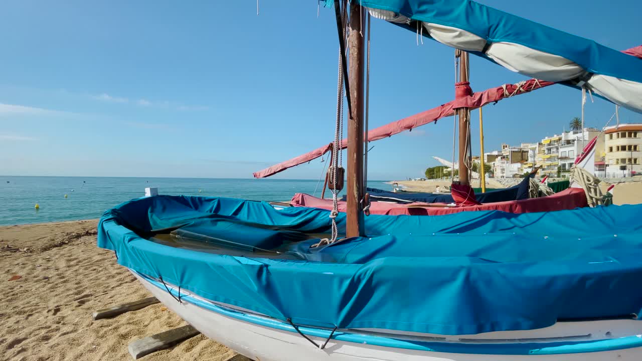 platja de les barques mar campo maresme barcelona costa mediterranea avion cerca azul turquesa agua transparente playa sin gente