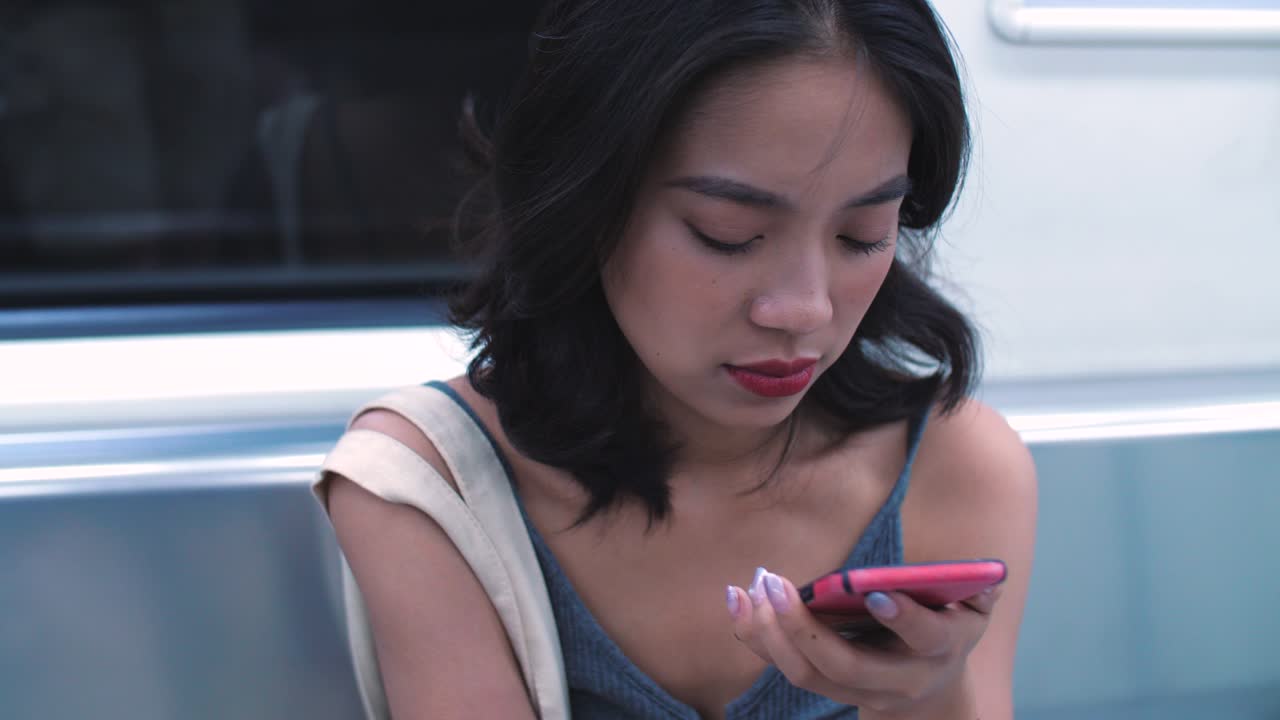 지하철에서 전화를 사용하는 젊은 여성, 4k