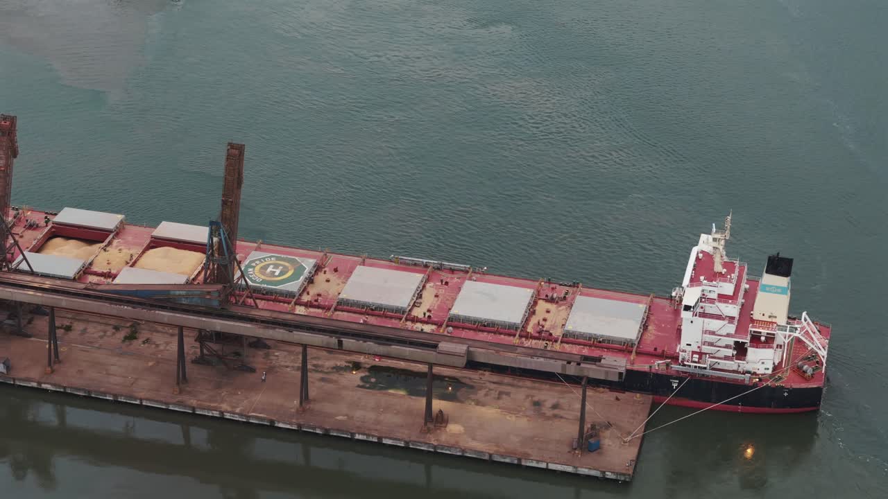 브라질 산프란치스코 도 술 항구 에 정박 한 대형 화물선