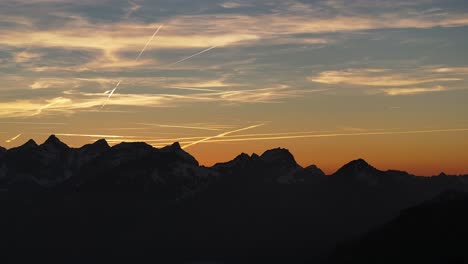 Alpine-Silhouetten-In-Der-Abenddämmerung,-Amden,-Schweiz