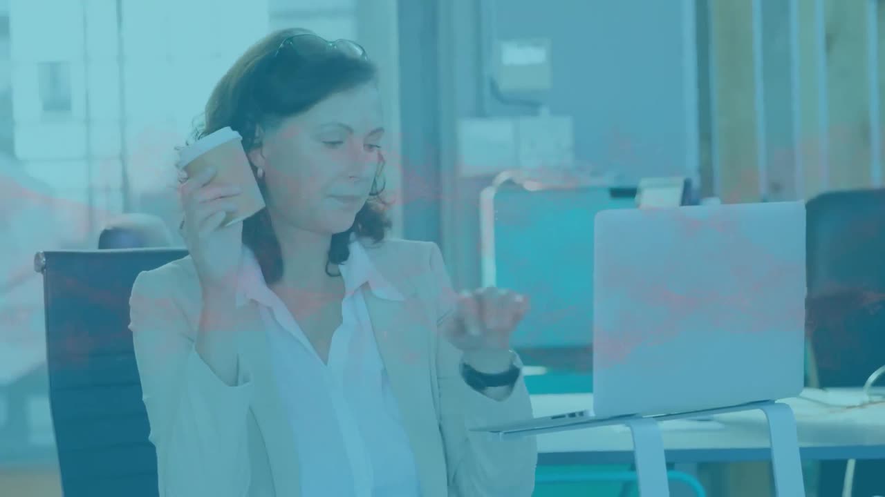 animación de una cadena de adn girando sobre una mujer de negocios usando una computadora portátil