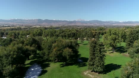 campo de golf de la ciudad de longmont colorado eclipsado por montañas rocosas