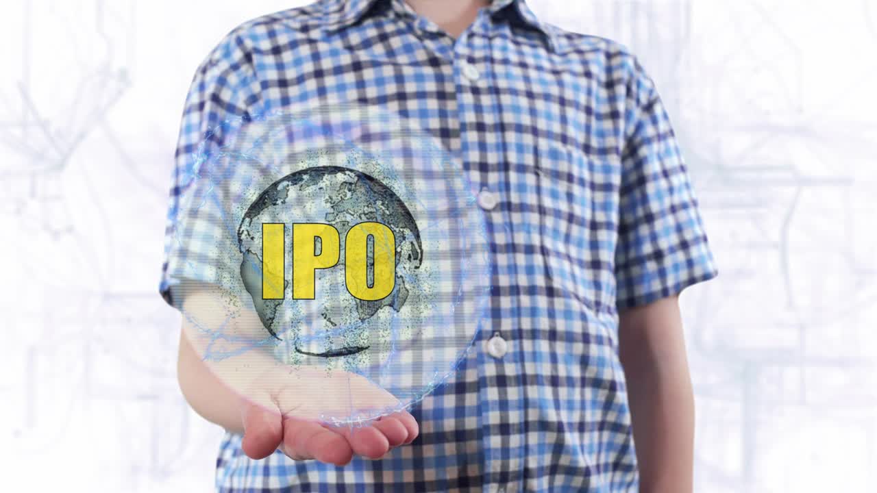 un joven muestra un holograma del planeta tierra y el texto ipo