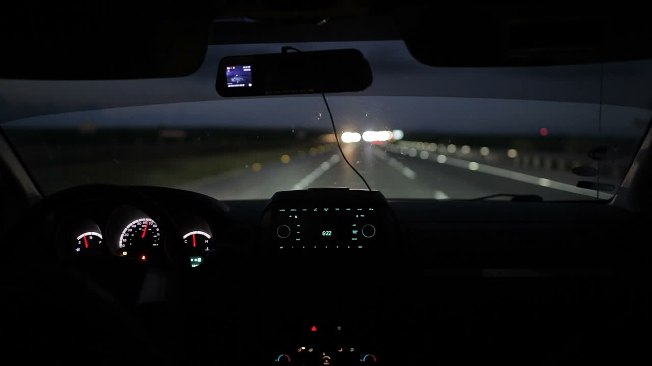 밤이나 이른 아침에 차를 운전하는 것