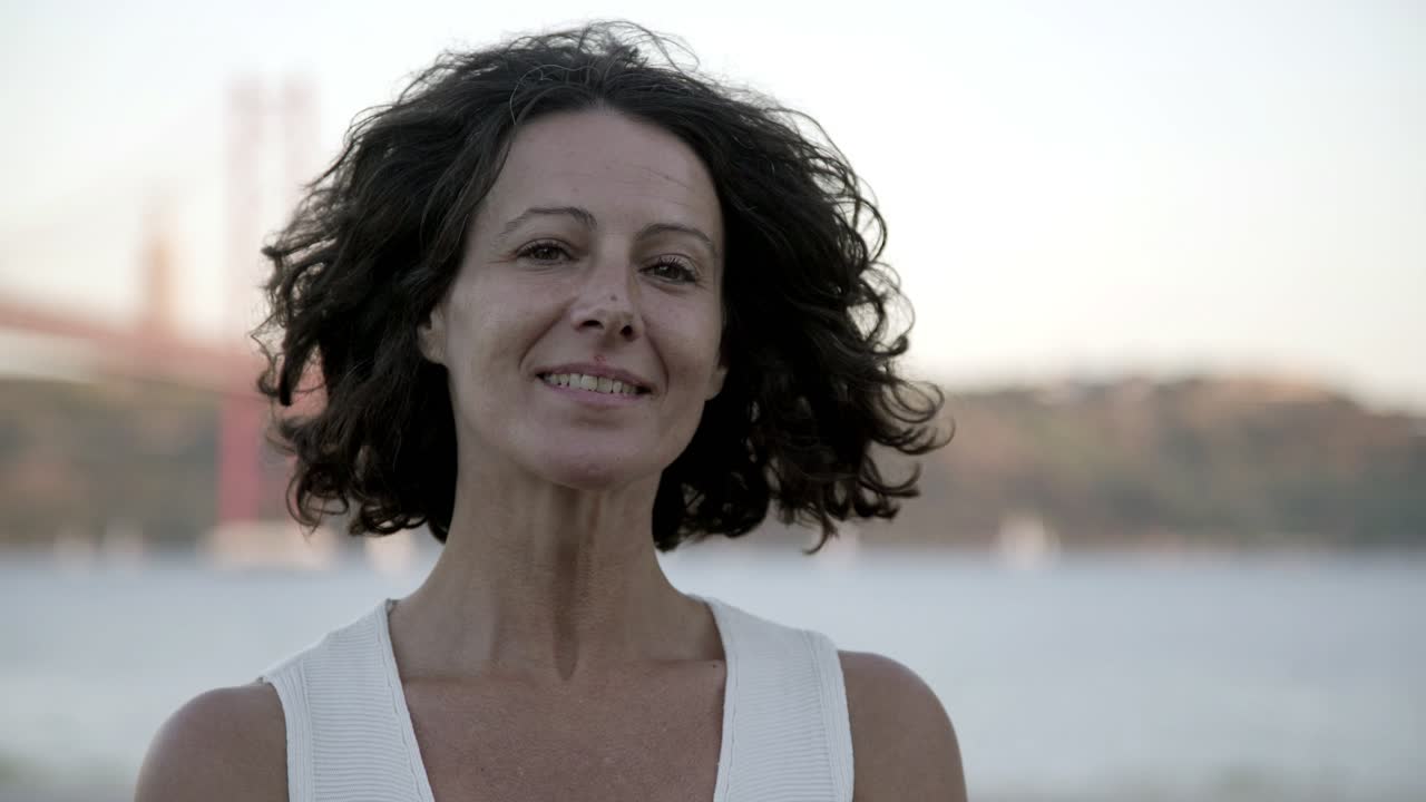 Uma jovem feliz a olhar para a câmara.
