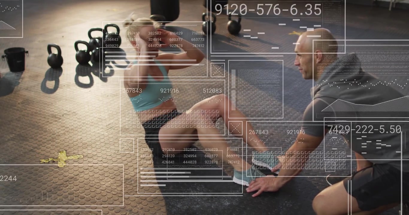 Participante femenina haciendo abdominales después de que el entrenador le ancle los pies, con una interfaz HUD marcando la zona central para el fitness.
