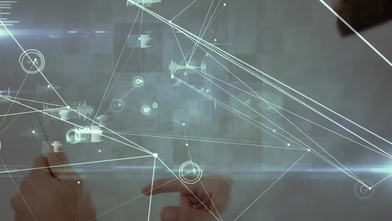 animación de la red de conexiones sobre el hombre caucásico con la tableta