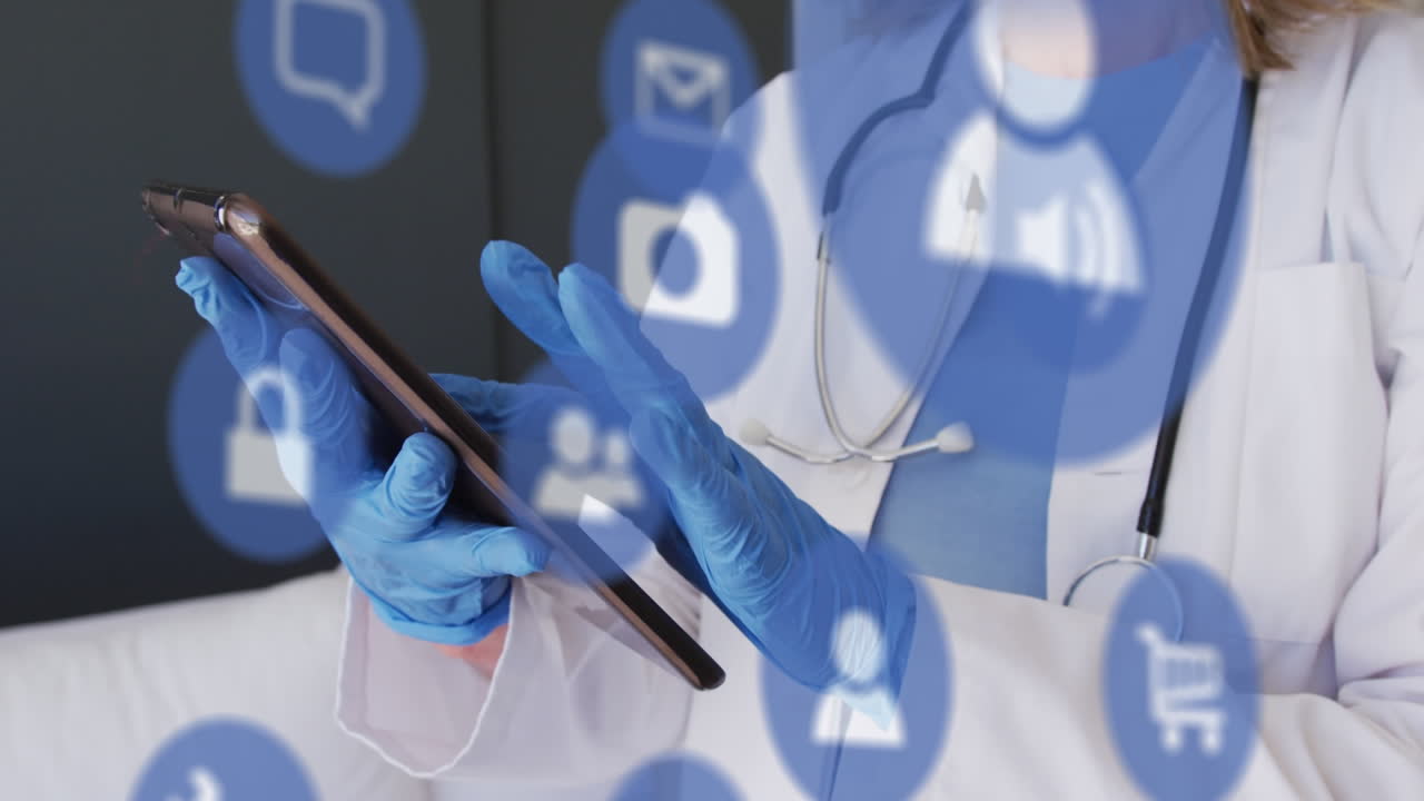 animación de iconos de los medios sobre una doctora caucásica que usa una tableta