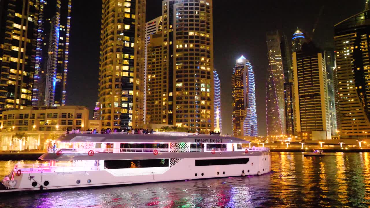 Du thuyền đêm Dubai tại Desert Rose