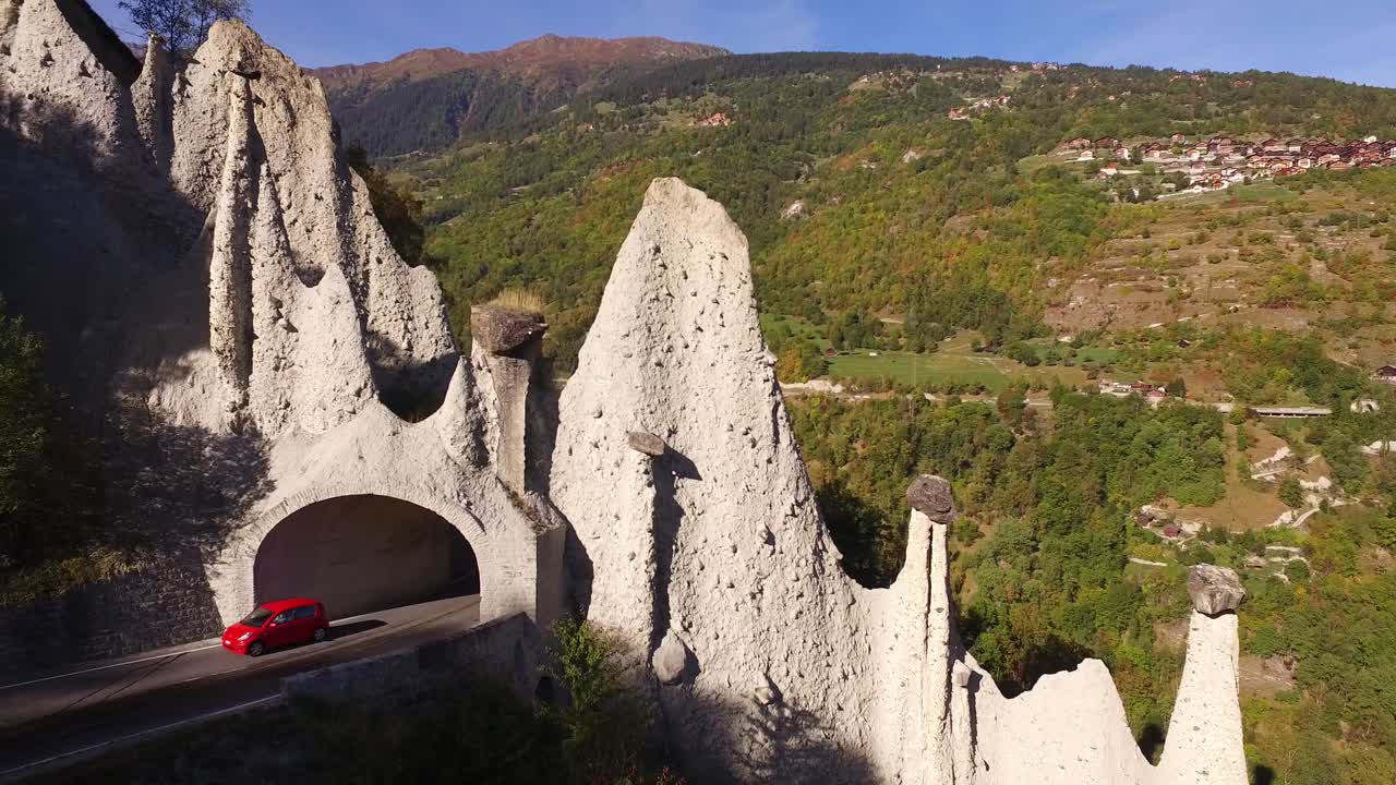 전형적인 빙퇴석 침식 형성 단풍의 공중 촬영