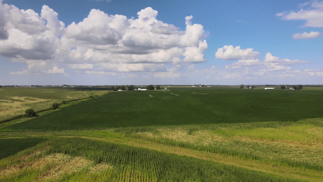 아이오와 중서부 중심부의 농촌, 농작물 및 농지에 대한 공중 드론 비디오 바람 피해