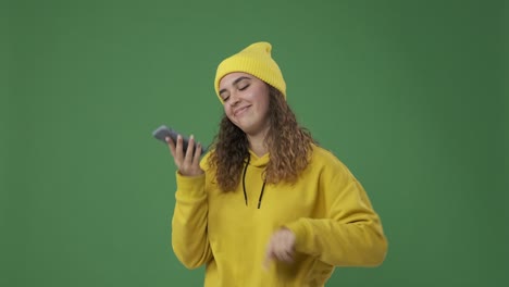 mujer escuchando y enviando mensajes de voz usando un teléfono móvil