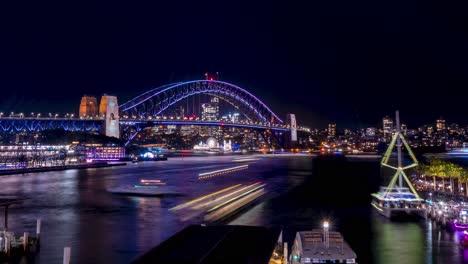 Großer-Nächtlicher-Zeitraffer-Von-Booten,-Die-Während-Des-Lebhaften-Lichterfestes-An-Der-Sydney-Harbour-Bridge-Vorbeifahren