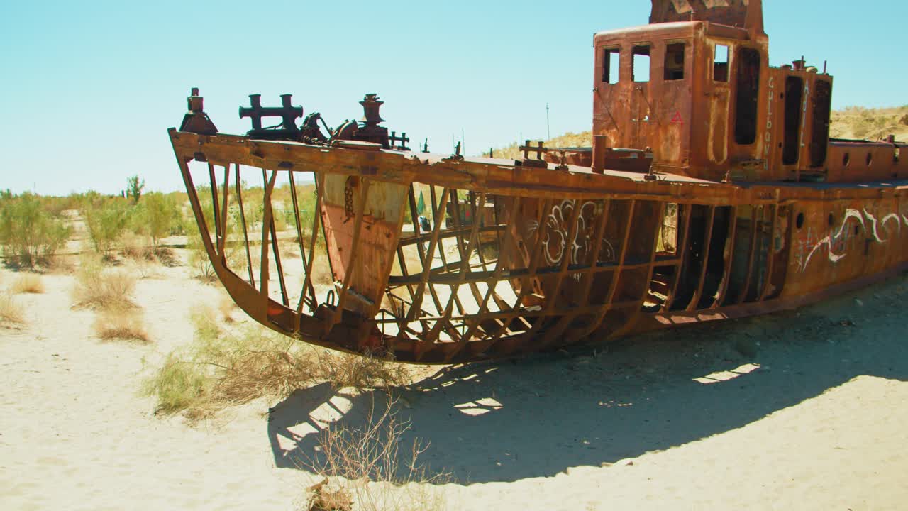 Relitti di navi nel deserto del Mar d'Aral a Muynak, Karakalpakstan, Uzbekistan, epoca sovietica 13 di 50