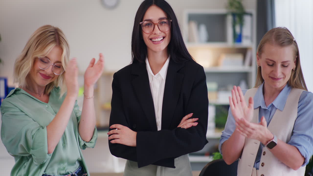 mujer de negocios segura de sí misma y los empleados aplauden