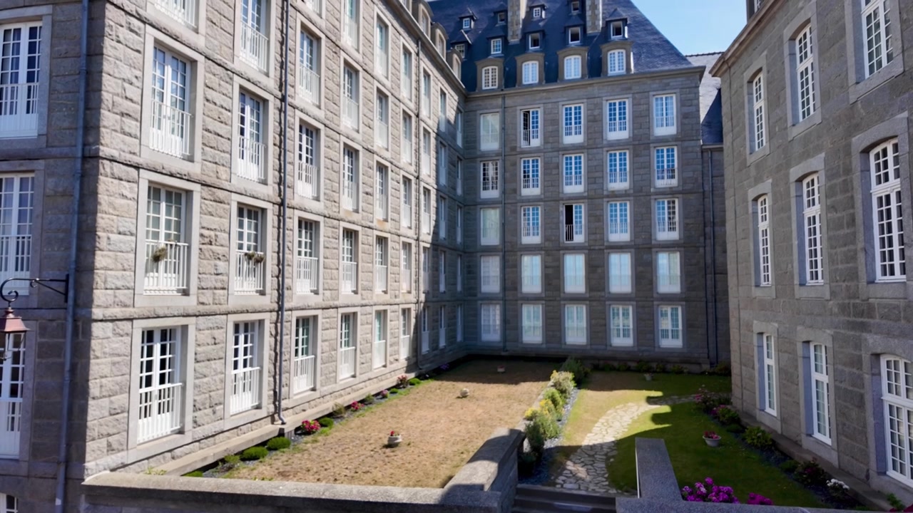 Esplorando le antiche mura della cittadella di Saint-Malo, con imponenti facciate in granito, architettura tradizionale bretone e strade pittoresche alla luce del sole