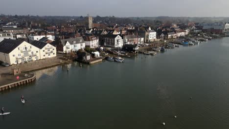 Wivenhoe-Colchester-Essex-Quay-Río-Y-Kayaks-Imágenes-De-Drones-4k