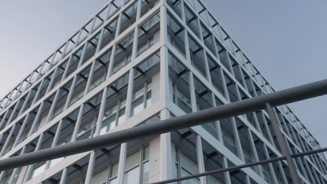 야외 난간에 기대어 젊은 흑인 러너 남자