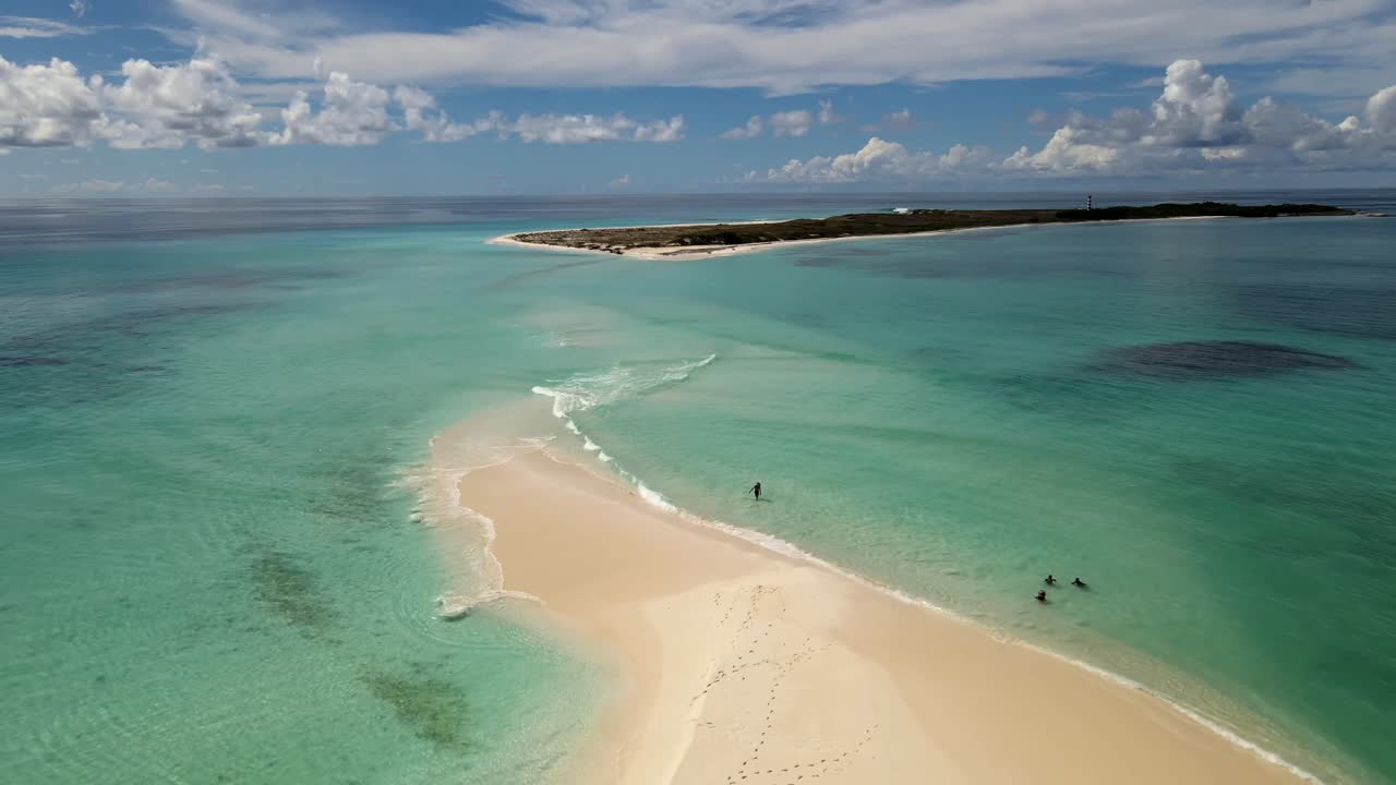Video taken with a stabilized drone atCAYO DE AGUA, Los Roques, Venezuela