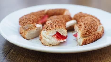 simit turco con queso y tomate