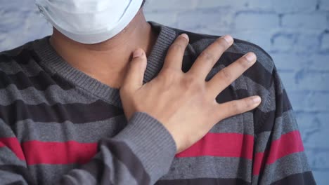 마스크를 쓰고 가에 통증이 있는 남자.