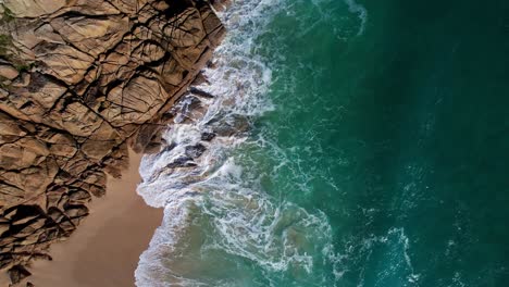 Costa-De-Cornualles-Con-Rocas-Y-Olas-Del-Océano-Turquesa