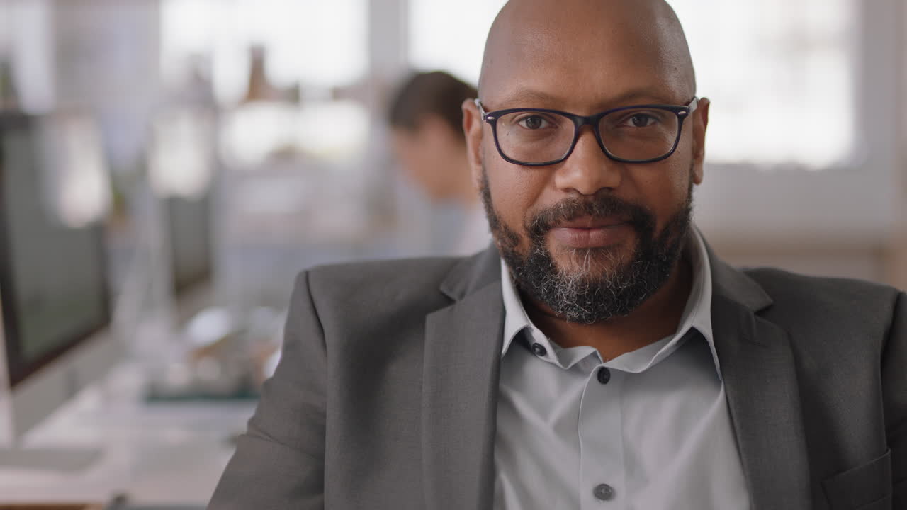 retrato hombre de negocios confiado sonriendo feliz con los brazos cruzados orgulloso empresario disfrutando de una exitosa empresa de nueva creación en el espacio de trabajo de la oficina