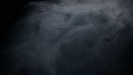 la neblina de humo girando sobre un fondo negro 12