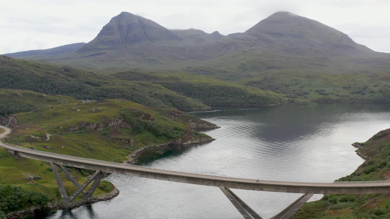 서덜랜드의 로크 아 차른 바인을 가로지르는 스코틀랜드 북서부의 킬레스쿠 다리의 시네마틱 드론 샷