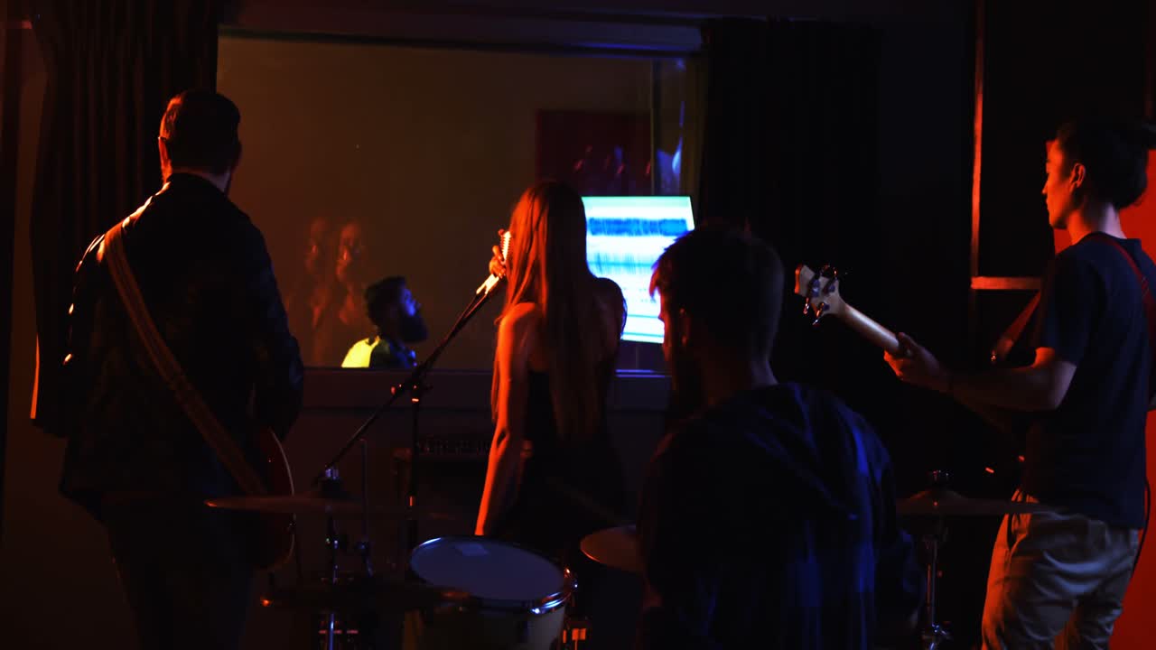 스튜디오에서 공연하는 밴드