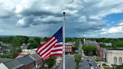 Nubes-De-Tormenta-En-El-Cielo-Con-Bandera-Americana-Ondeando-En-La-Brisa