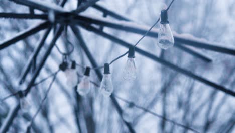 悬挂灯上慢动作下雪