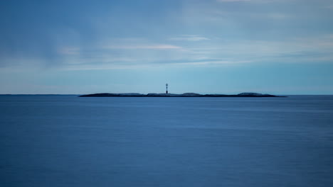timelapse de un faro en el mar del norte