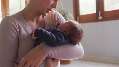 Video-De-Una-Madre-Caucásica-Y-Un-Bebé-Recién-Nacido-En-Una-Estera-De-Yoga.