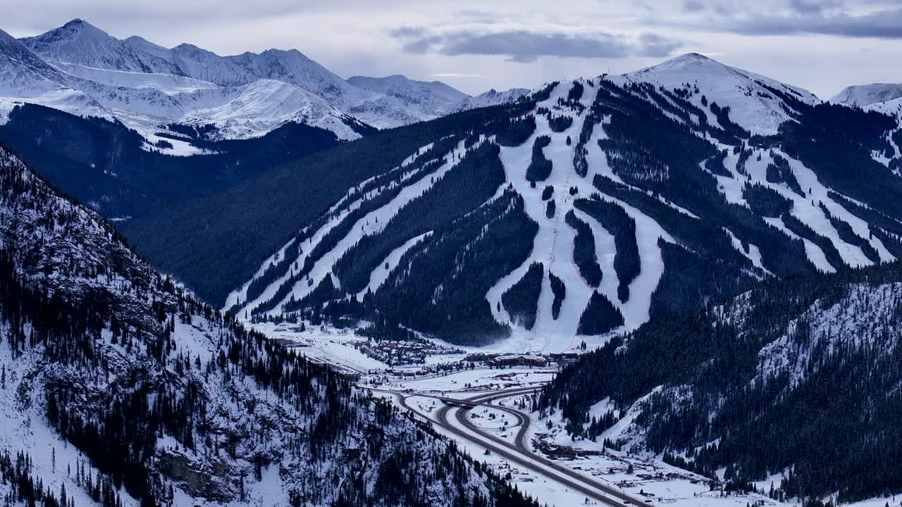 las pistas de esquí distantes i70 copper mountain leadville colorado invierno diciembre navidad drone aéreo paisaje cinematográfico silverthorne vail aspen rango de diez millas nubladas montañas rocosas hacia adelante revelan